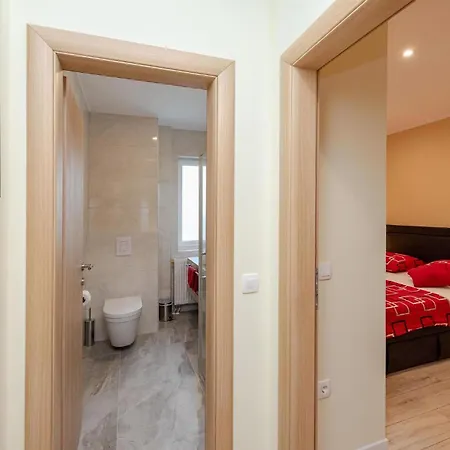 Apartament Front In *