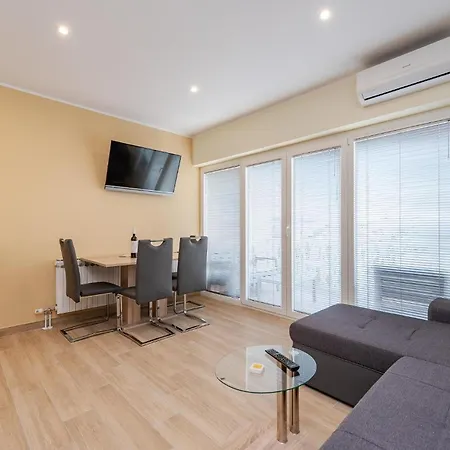 Front In Apartament