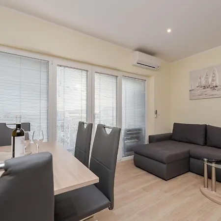 Apartament Front In